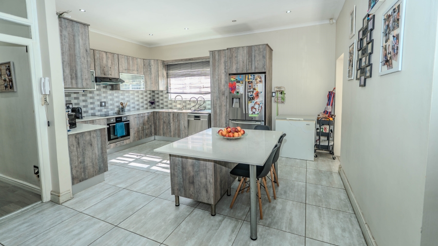 4 Bedroom Property for Sale in De Oude Spruit Western Cape